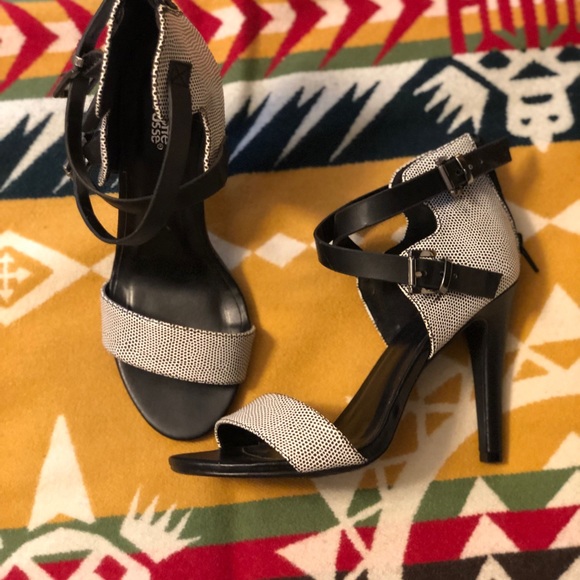 Heels - Picture 3 of 5